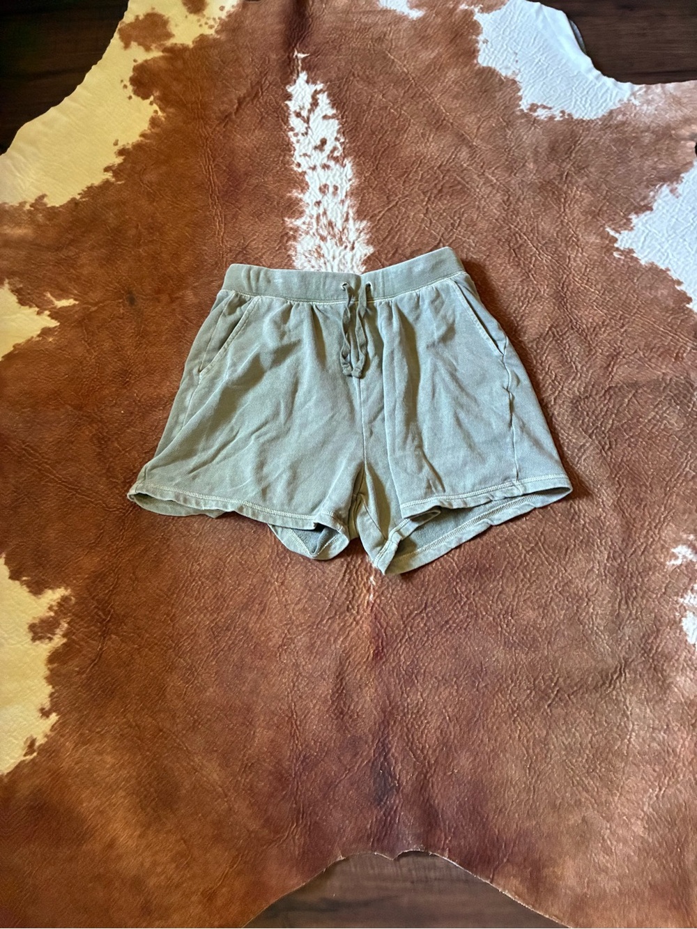 Old Navy high rise sage green lounge shorts
size small tall
No flaws